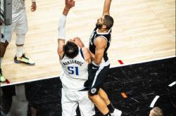 开云APP-黄蜂前锋季后赛状态逐渐回暖