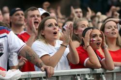 开云体育中国官网-世界范围内：球迷们为杯赛疯狂呐喊