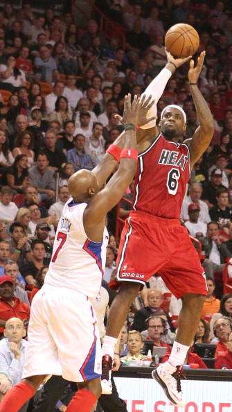 热火惊险击败太阳，保持在榜首的位置