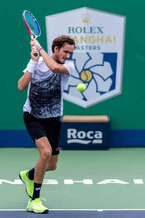 西班牙网球队翻盘日本网球队，费德勒关键制胜的简单介绍