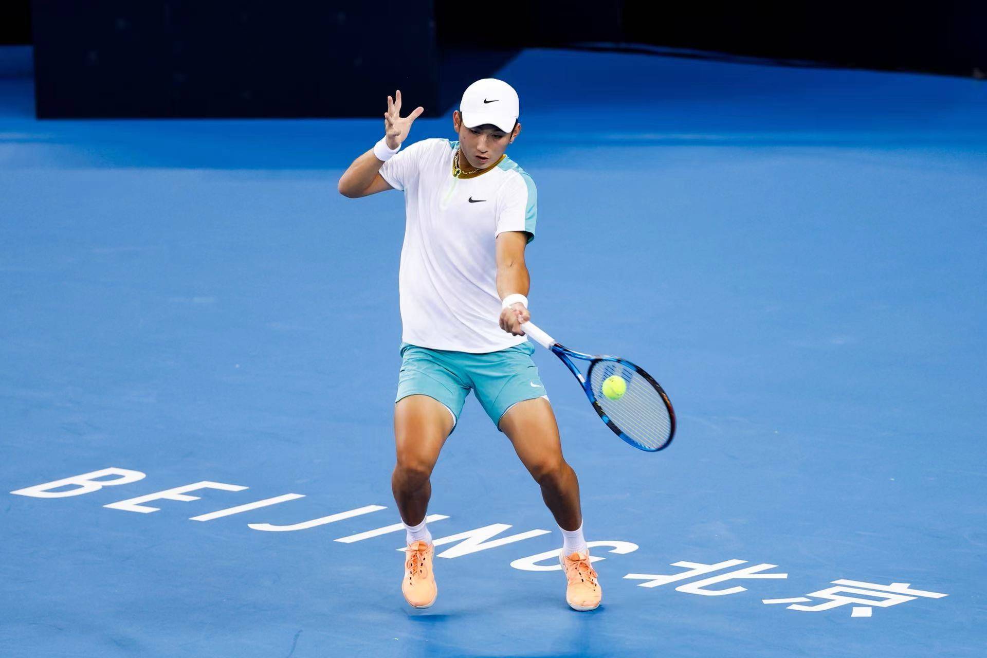 关于英国网球队绝杀世界网球队，瓦林卡制霸全场的信息