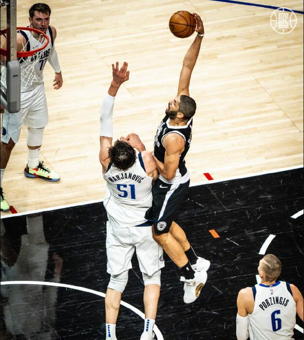 黄蜂前锋季后赛状态逐渐回暖