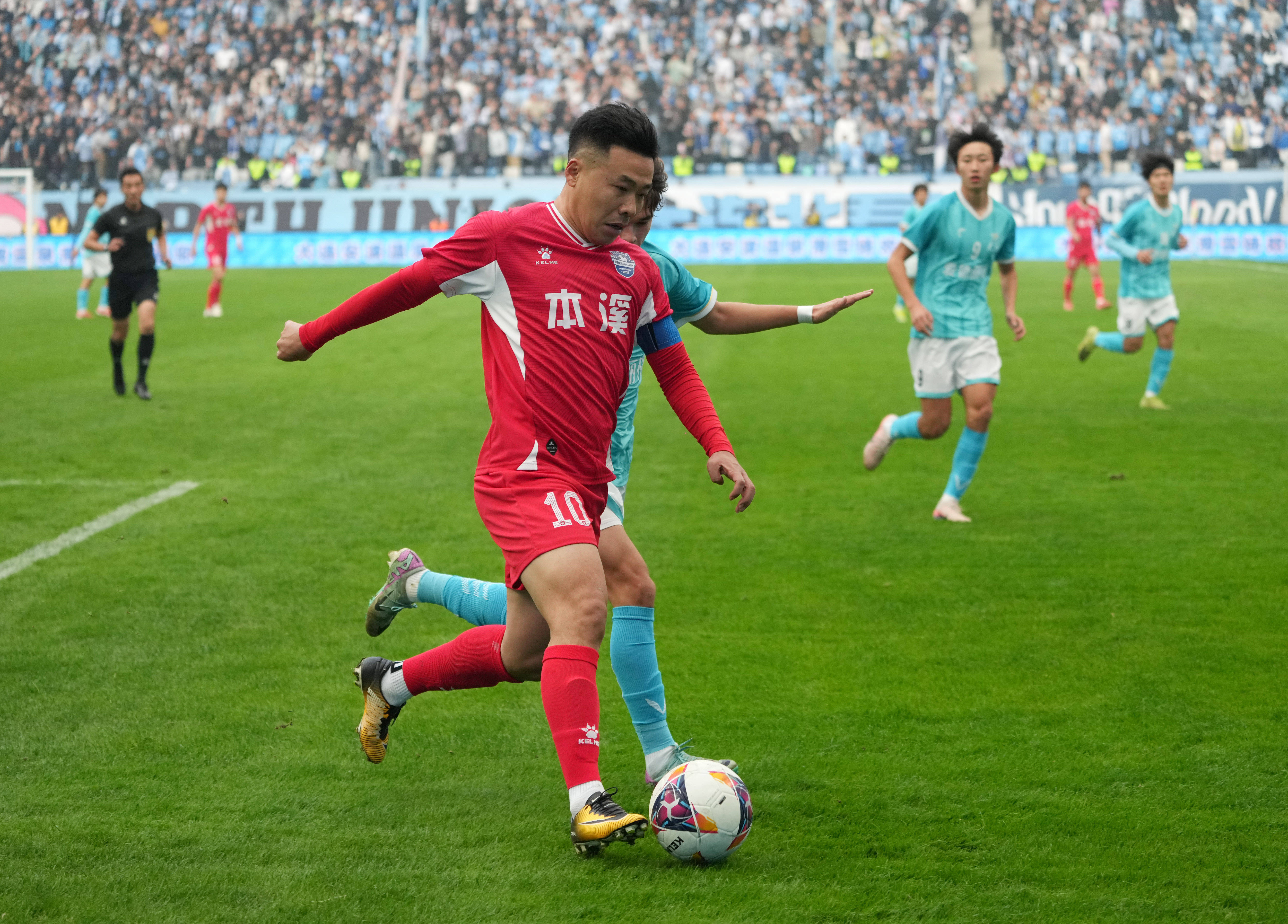 足球比赛中球员表现出色获赞 足球比赛中球员表现出色获赞