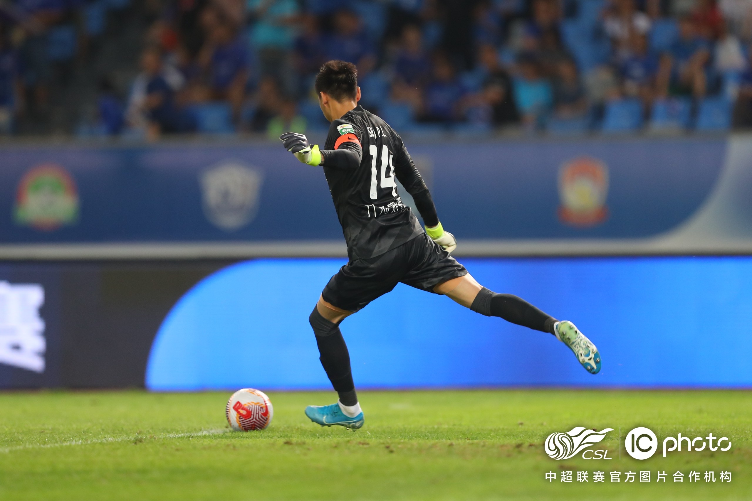 关于丢球频频，守门员面临禁赛考验的信息