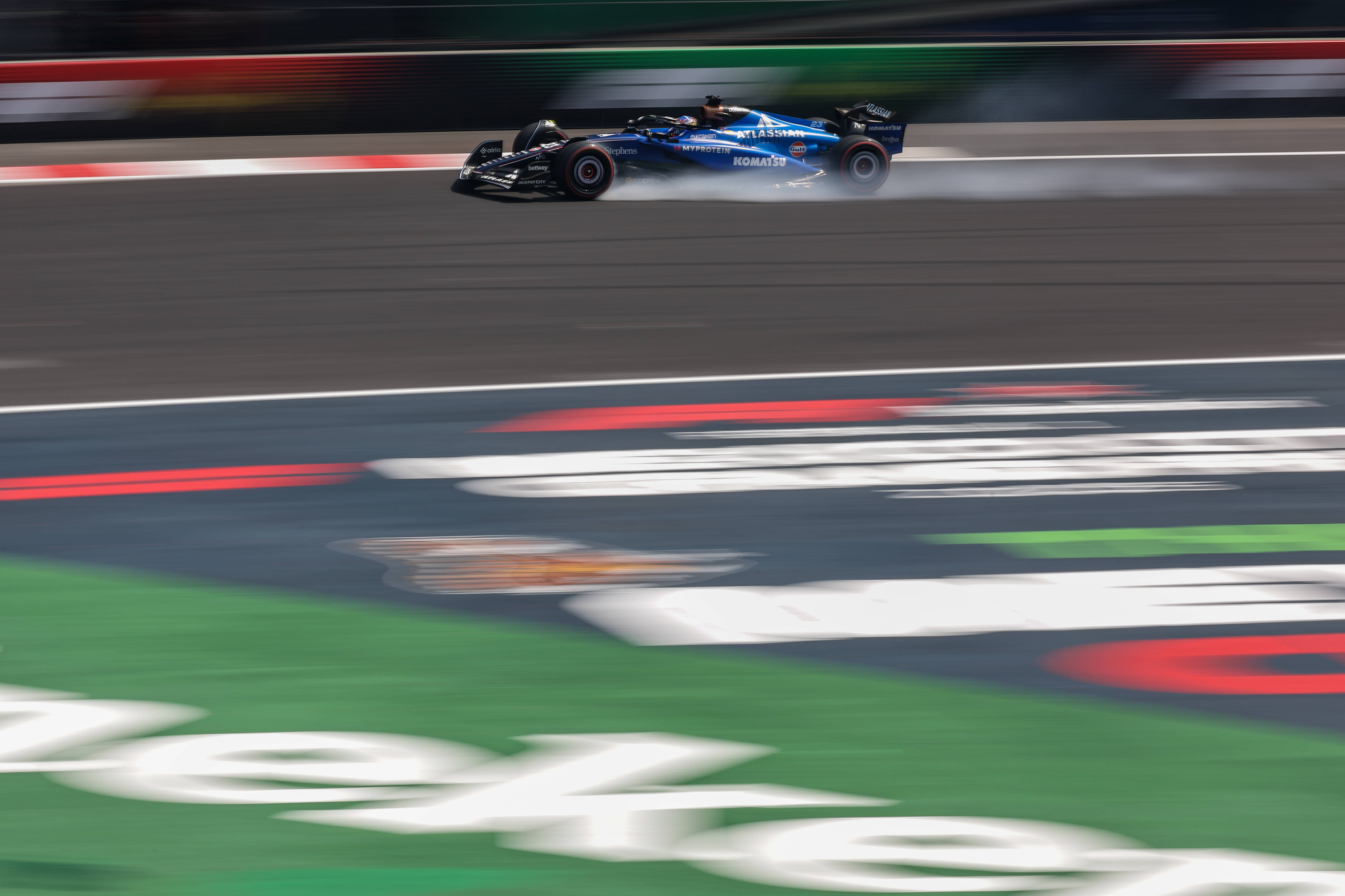 关于红牛车队碾压哈斯车队，汉密尔顿带队取胜的信息