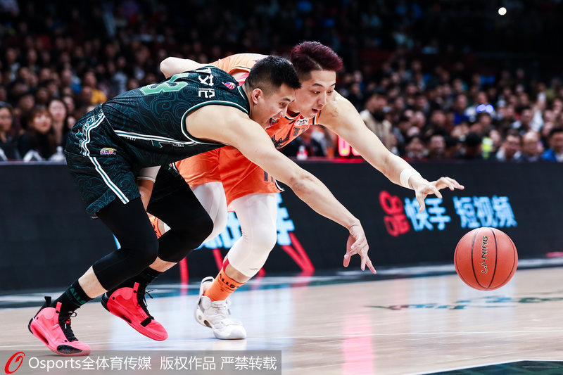 新疆队鏖战上海队，郭艾伦带队取胜