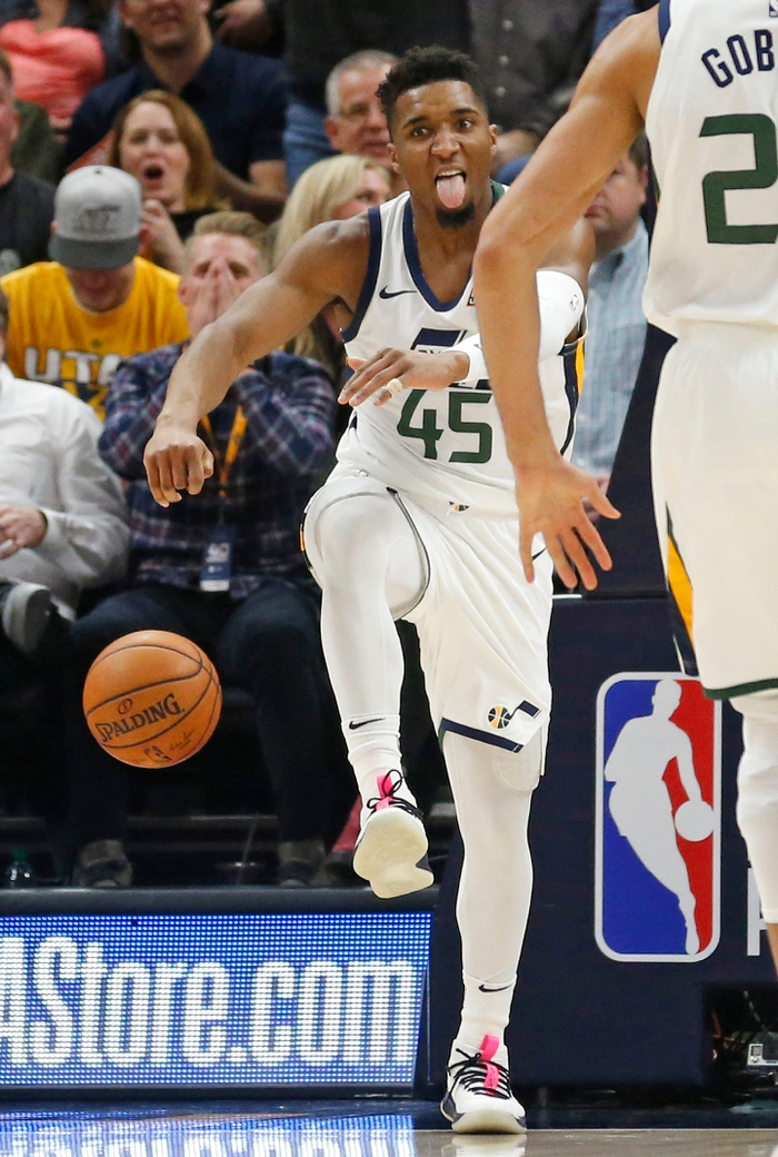 美国男篮血洗湖人,萨姆·米切尔送出助攻的简单介绍 美国男篮血洗湖人,萨姆·米切尔送出助攻的简单介绍